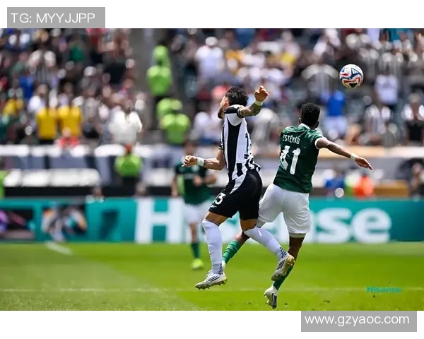 足球明星们在水上竞技场上展开激烈划船比赛的精彩瞬间展示 足球明星们在水上竞技场上展开激烈划船比赛的精彩瞬间展示