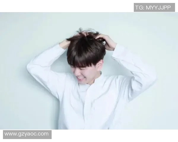 卷发男生足球明星的魅力瞬间展现与时尚风采解析 卷发男生足球明星的魅力瞬间展现与时尚风采解析