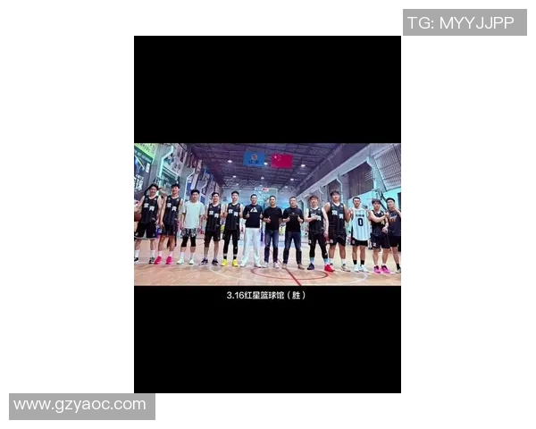 周杰伦与篮球明星亲密合照展现运动与音乐的完美结合 周杰伦与篮球明星亲密合照展现运动与音乐的完美结合